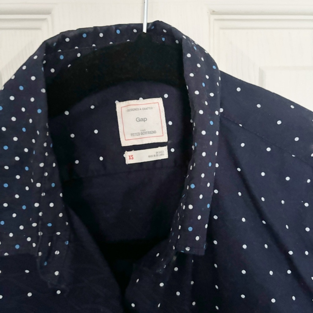 Gap The Fitted Boyfriend Navy  Button Down Polka Dotted Shirt Size Extra Small - Picture 3 of 4